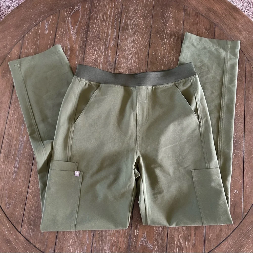 NWT Figs Axim 2.0 Cargo Scrub Pants in Dark Olive Green Size X-Small